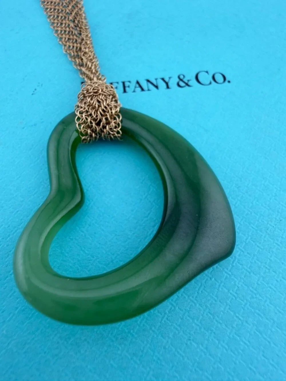 Tiffany & Co. Elsa Peretti Green Jade Open Heart 18k Mesh Chain 18g Gold